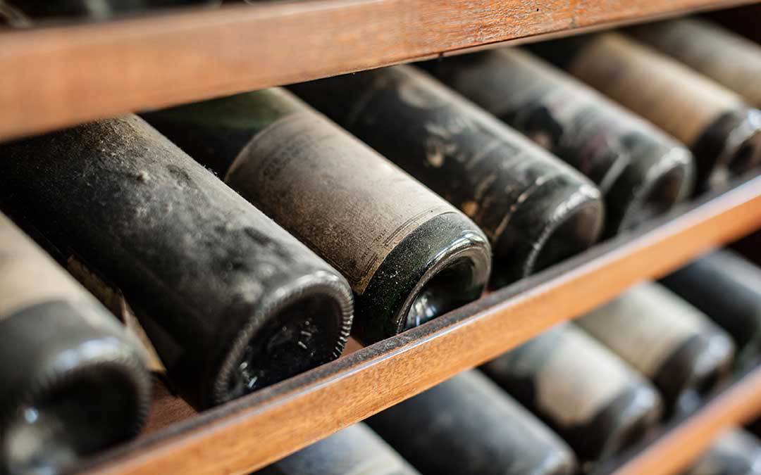 Come tenere le bottiglie di vino in cantina - Cantine di Dolianova