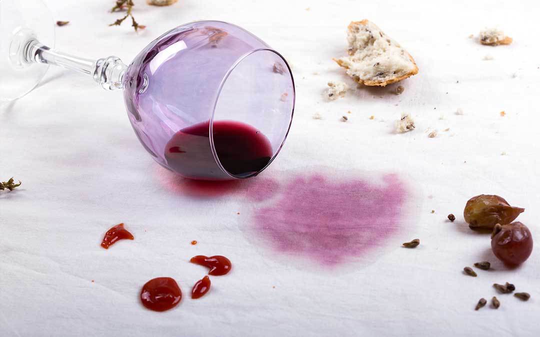 Come togliere macchie di vino dal muro, divano, scarpe e tessuti