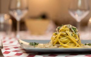 Abbinamento vino e tagliatelle ai funghi