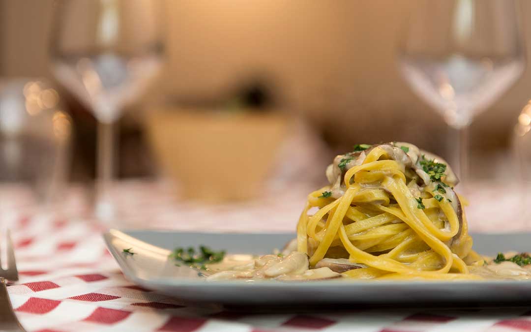 Abbinamento vino e tagliatelle ai funghi