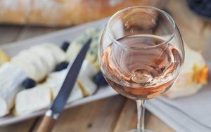 L'abbinamento del vino rosato al cibo