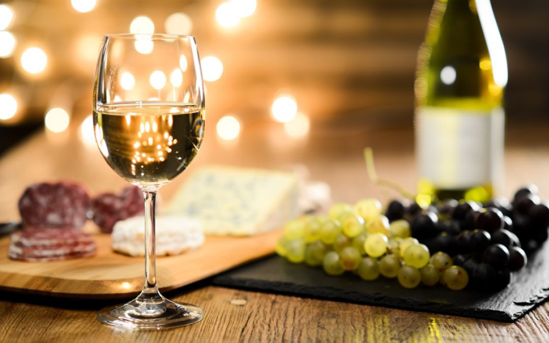 Qual è il vino bianco ideale per un aperitivo?