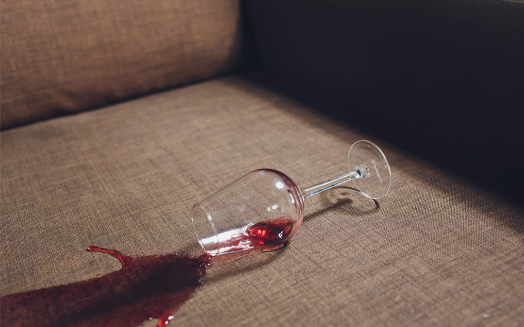 come togliere il vino dal divano, rimedi