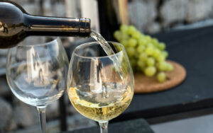 quanto vino bianco si può bere al giorno?