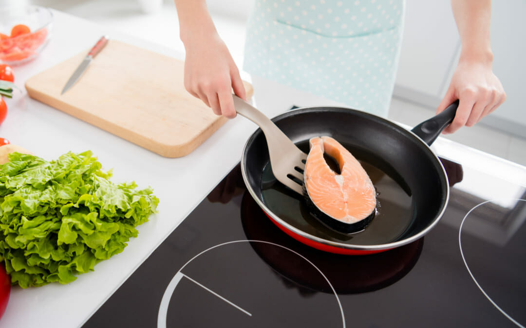 come fare trancio di salmone in padella con vino bianco