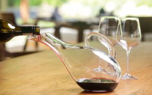 Come pulire il decanter da vino, gli strumenti giusti