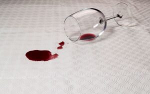 Rovesciare vino significato, vino rosso che cade