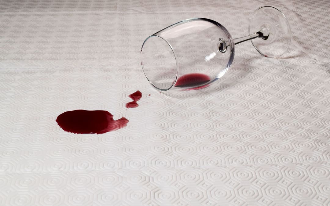 Rovesciare vino significato, vino rosso che cade