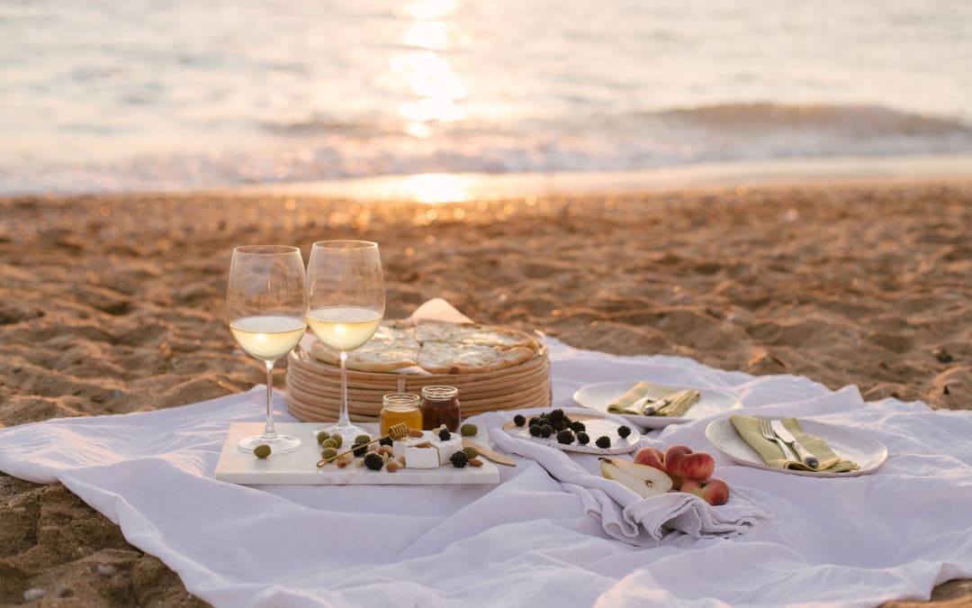 Picnic romantico in spiaggia, vino