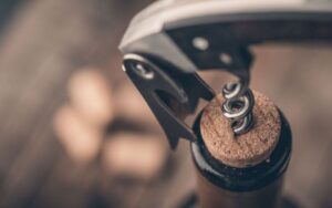 Come aprire una bottiglia di vino passo passo, metodi