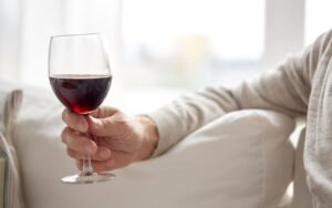 Con il cortisone si può bere il vino? Rischi, consumo alcolici e farmaci