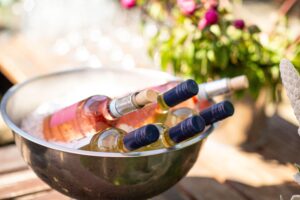 Come raffreddare velocemente una bottiglia di vino?