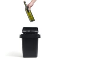 Dove si buttano le bottiglie di vino piene?