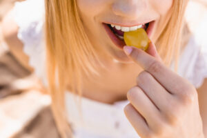 Come si mangia l'uva secondo il galateo?