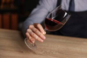 Quanto vino va in un calice al bar?